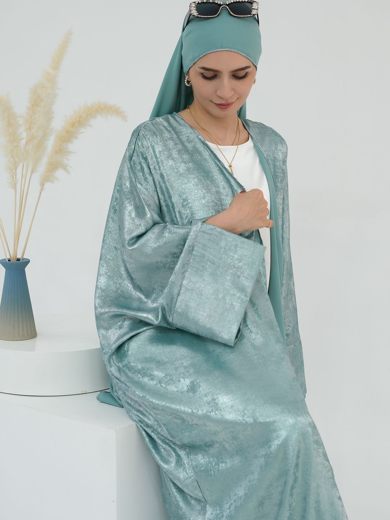 Women's Elegant Lightweight Shimmering Imitation Satin Open Abaya - Gradient Color Loose Fit Batwing Sleeves, No Belt Needed, Machine Washable for Ramadan & All Seasons, Modest Apparel