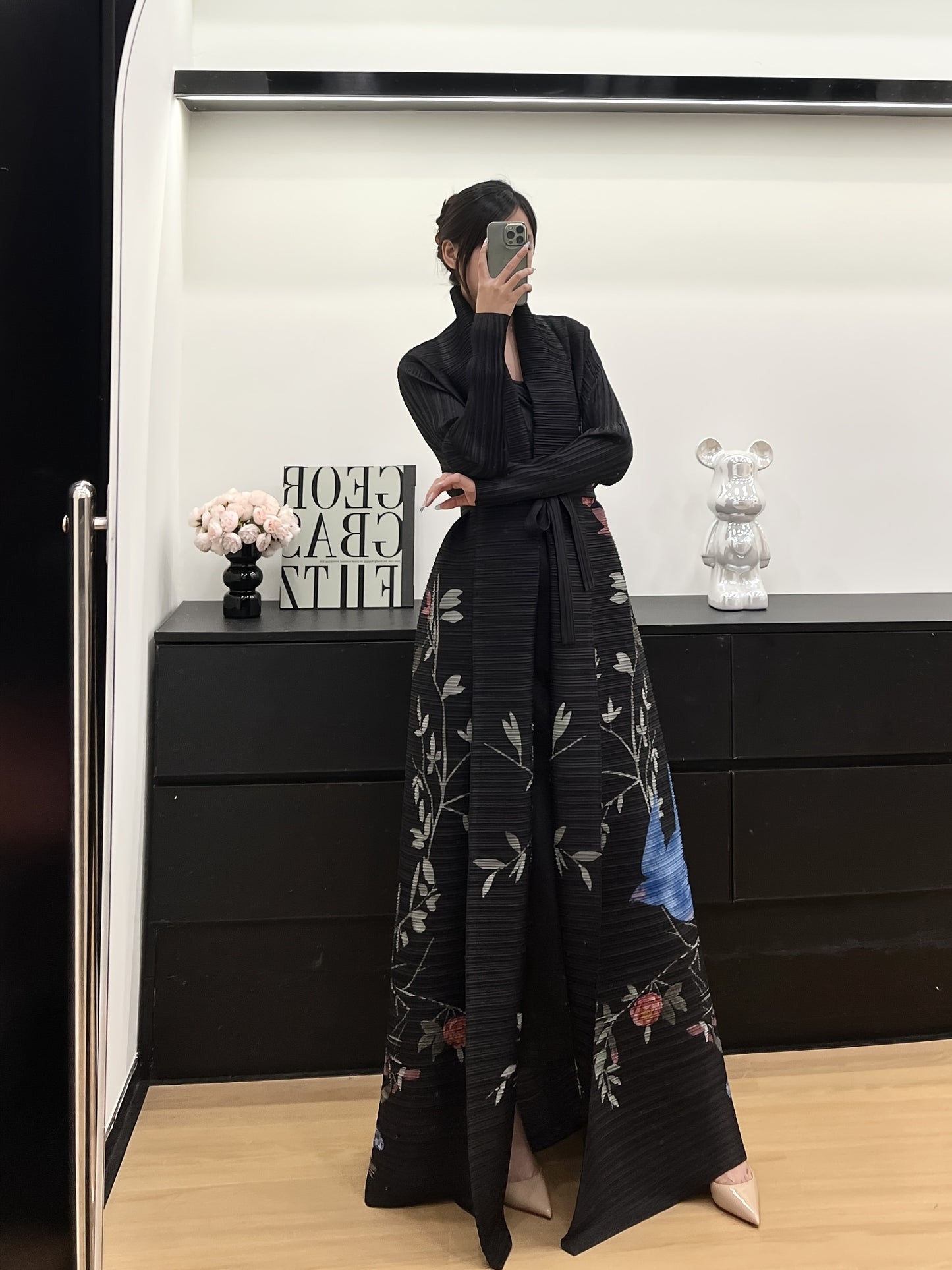 Print Black Modern Abaya Robe for Women - Long Sleeve, Pleated Tie-Waist Cloak with Floral Print, Perfect for Eid Banquets and Casual Attire, Eid Attire | Tie waist Abaya | Intricate Patterns
