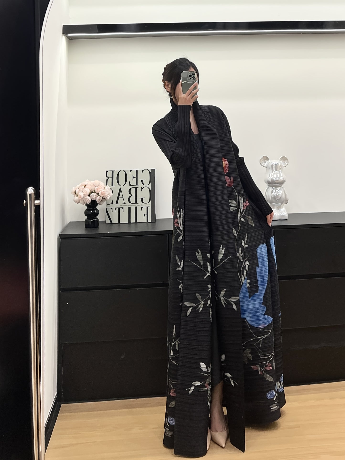 Print Black Modern Abaya Robe for Women - Long Sleeve, Pleated Tie-Waist Cloak with Floral Print, Perfect for Eid Banquets and Casual Attire, Eid Attire | Tie waist Abaya | Intricate Patterns