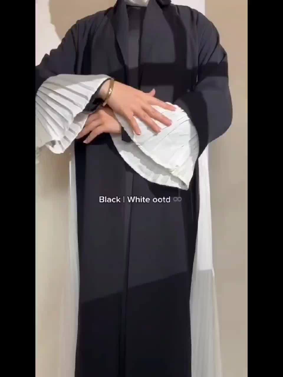 Elegant Black and White Contrast Pleated Open Front Abaya, Summer Lightweight H-Line Silhouette, Breathable Non-Stretch Fabric, Regular Sleeve Design for Women, Cultural & Formal Wear