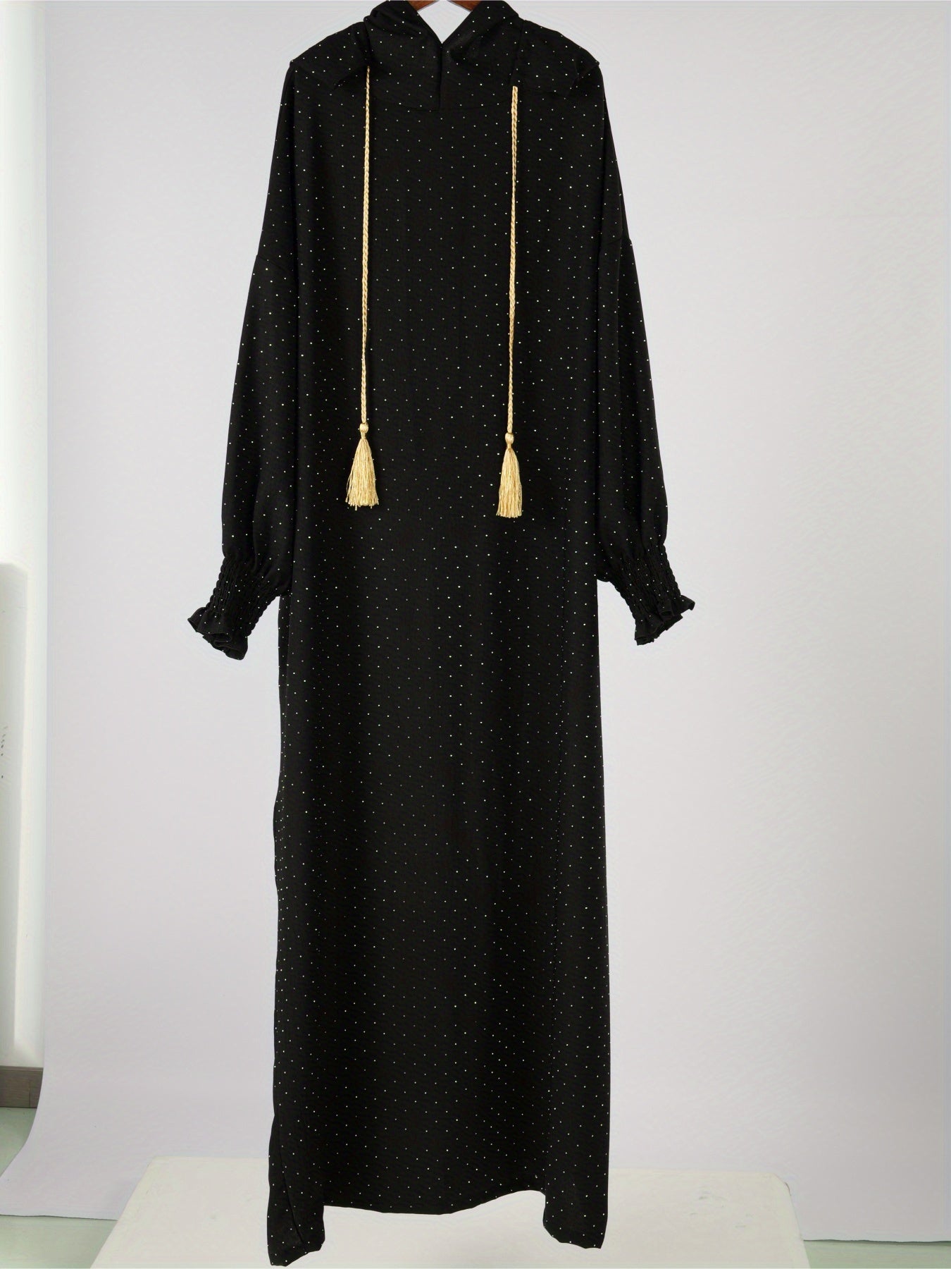 A Star-Shaped, Diamond-Embellished Hooded Robe for Muslim Women, Featuring a Trendy Drawstring Design. Crafted from Fiber, It Can Be Worn in Two Ways And Is a Favored Traditional Garment in The Arab Middle East