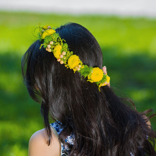 Using Flowers and Floral Accessories to Adorn Your Hair