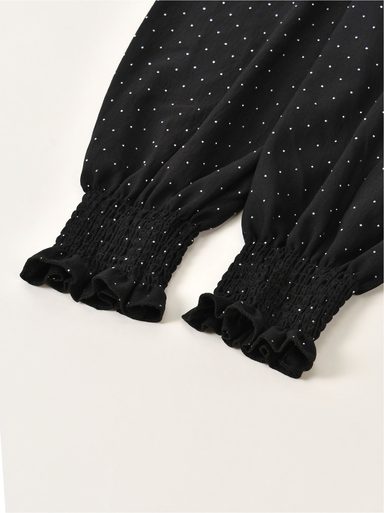 A Star-Shaped, Diamond-Embellished Hooded Robe for Muslim Women, Featuring a Trendy Drawstring Design. Crafted from Fiber, It Can Be Worn in Two Ways And Is a Favored Traditional Garment in The Arab Middle East
