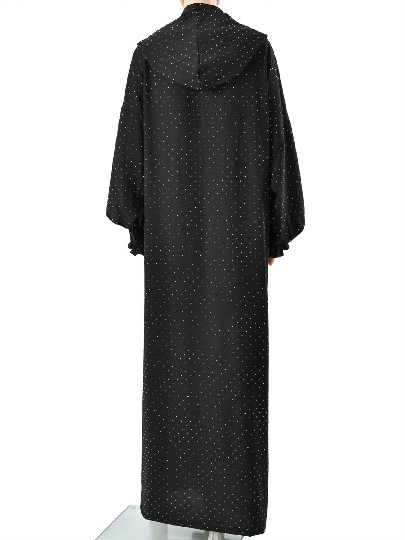 A Star-Shaped, Diamond-Embellished Hooded Robe for Muslim Women, Featuring a Trendy Drawstring Design. Crafted from Fiber, It Can Be Worn in Two Ways And Is a Favored Traditional Garment in The Arab Middle East