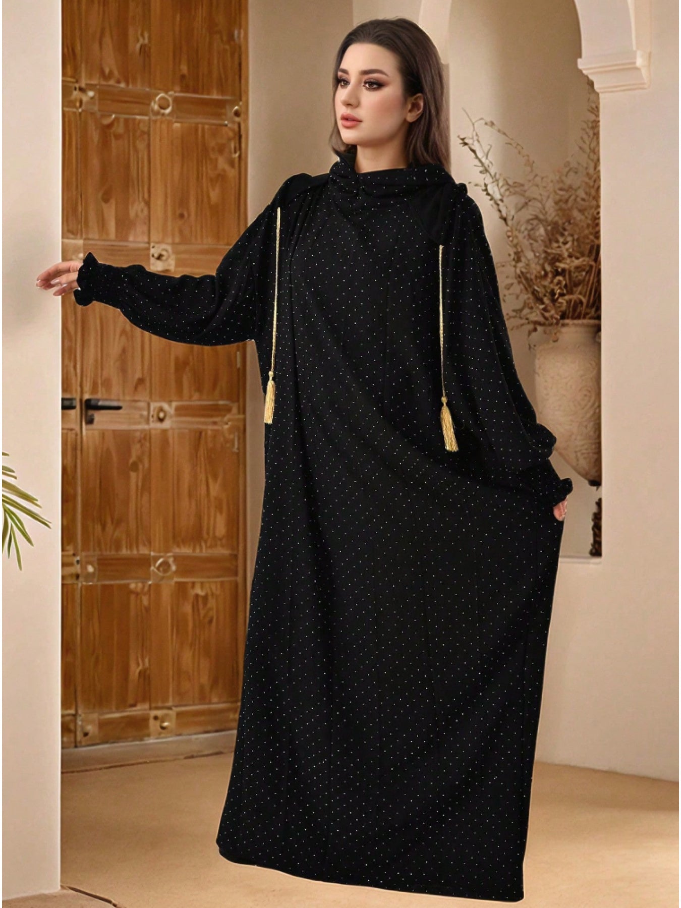 A Star-Shaped, Diamond-Embellished Hooded Robe for Muslim Women, Featuring a Trendy Drawstring Design. Crafted from Fiber, It Can Be Worn in Two Ways And Is a Favored Traditional Garment in The Arab Middle East