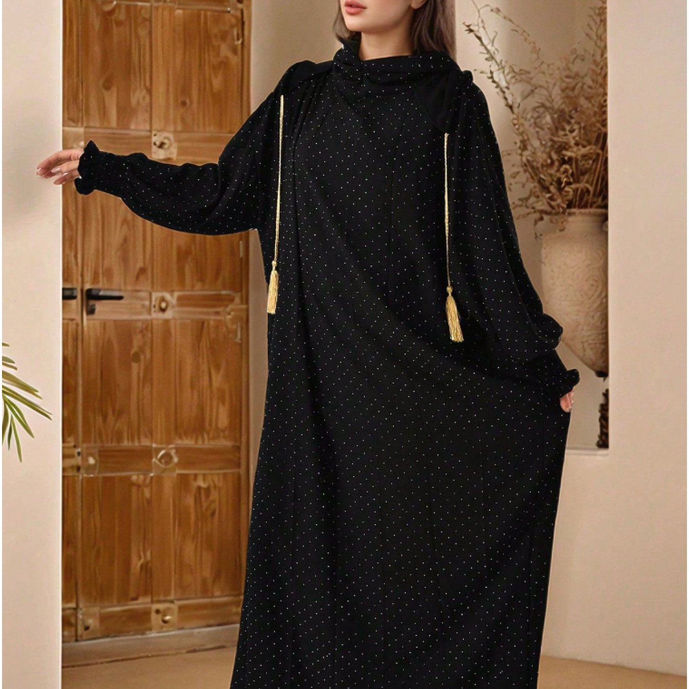 A Star-Shaped, Diamond-Embellished Hooded Robe for Muslim Women, Featuring a Trendy Drawstring Design. Crafted from Fiber, It Can Be Worn in Two Ways And Is a Favored Traditional Garment in The Arab Middle East
