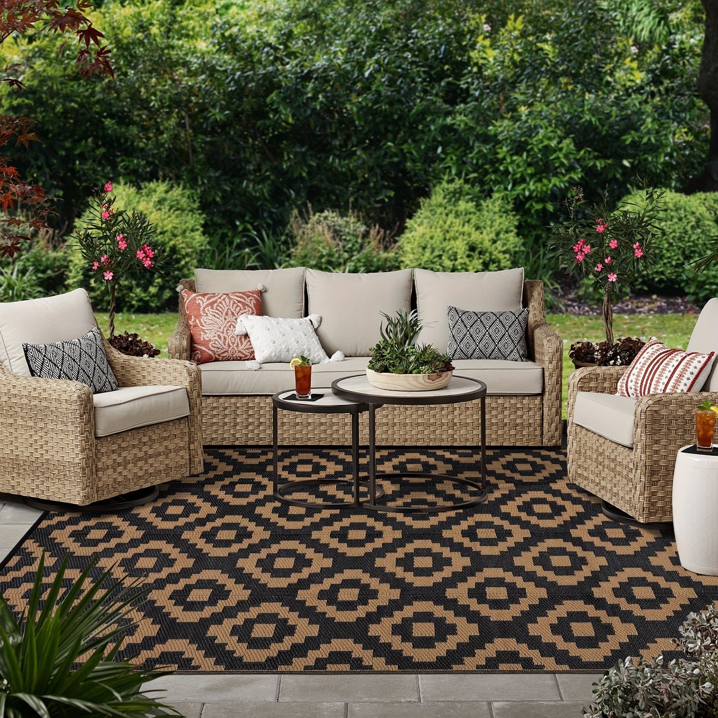 1pc Outdoor Reversible Erasable Area Rugs For Garden Backyard Large Portable Carpet Lightweight Plastic Straw Rug For Camping Foldable Easy Care Picnic Mat Modern Geometric Rugs RV Patio Auto Decor Black And Brown